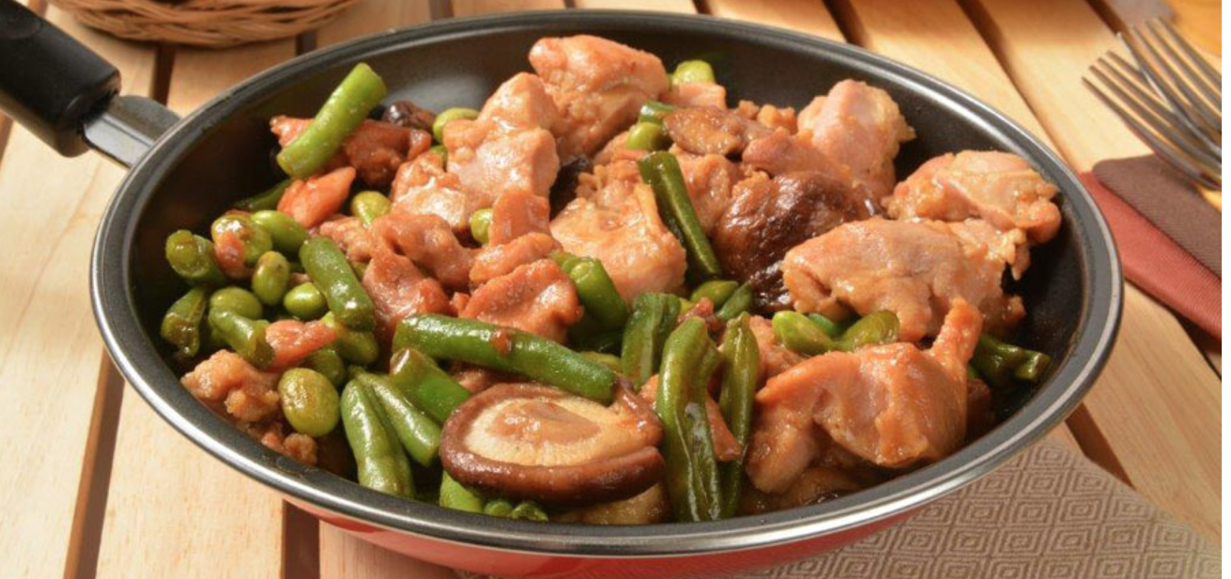 Pollo al ajillo con judías verdes